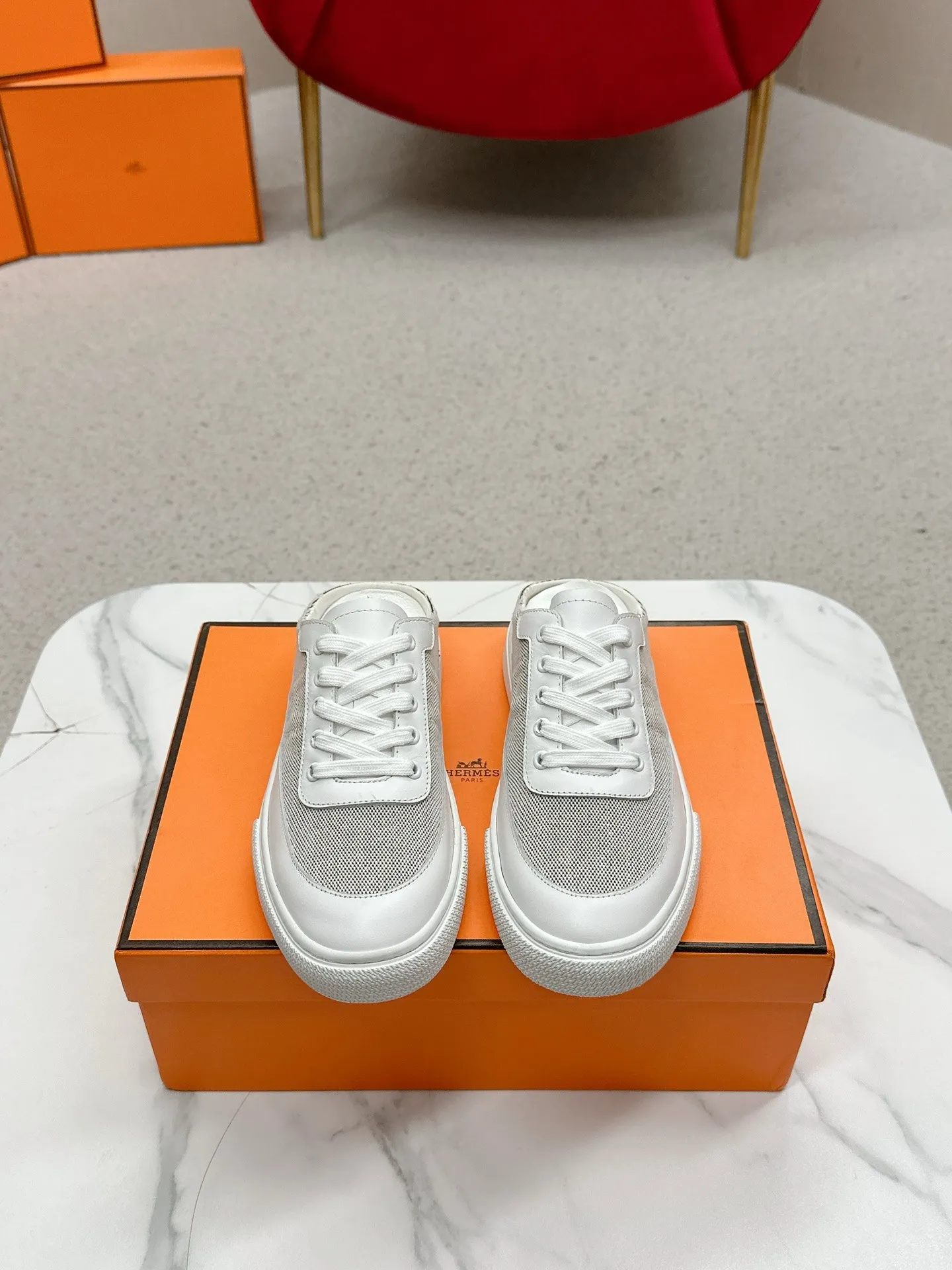 👟👟Ex-factory price 580👟👟 Men's size +10 [HERMES] H-lace slip-on sneakers, sneakers with empty back, white shoes, casual slippers and half-drags. 👉The craftsmanship is exquisite, and new products are released at the counter at the same time. Every detail of the shoes is made with special care, which is quite eye-catching. The elegant splicing elements highlight the good temperament! 🔻Fashionable fly woven lace-up method adds a casual atmosphere and exquisite lines, which can better reflect the family-style design language and intersperse exquisite lines. ✨✨The upper is made of imported cow suede/imported canvas, the lining is made of imported mixed sheepskin, and the original custom-made rubber outsole. 🐎Size: 35-40 for women, 39-44 for men (41 for women, 45 for men, can be customized, non-refundable)
